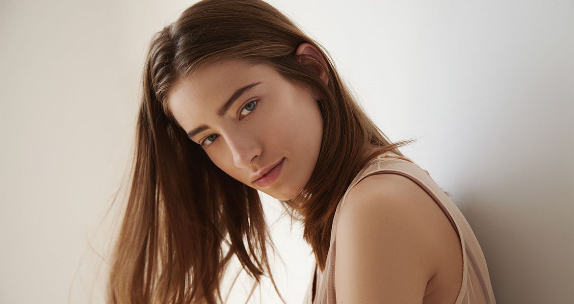 Pessoa com cabelo loiro avelã